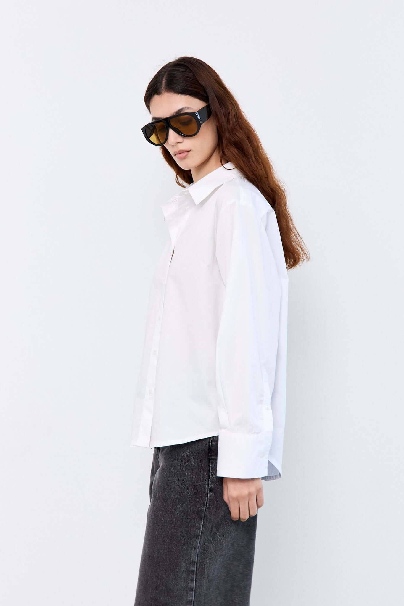 Woman wearing a white shirt and sunglasses