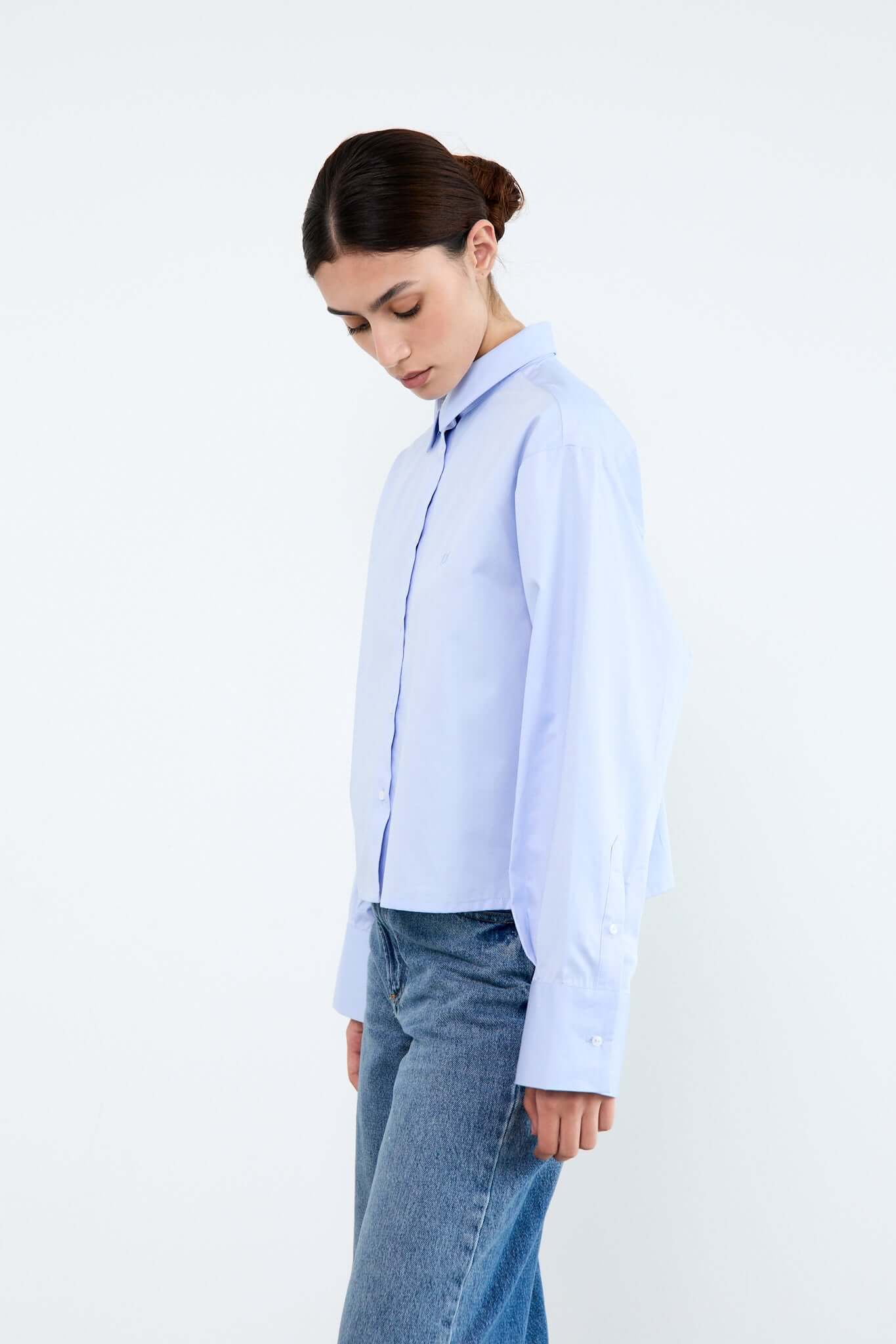 Woman wearing a light blue shirt and jeans