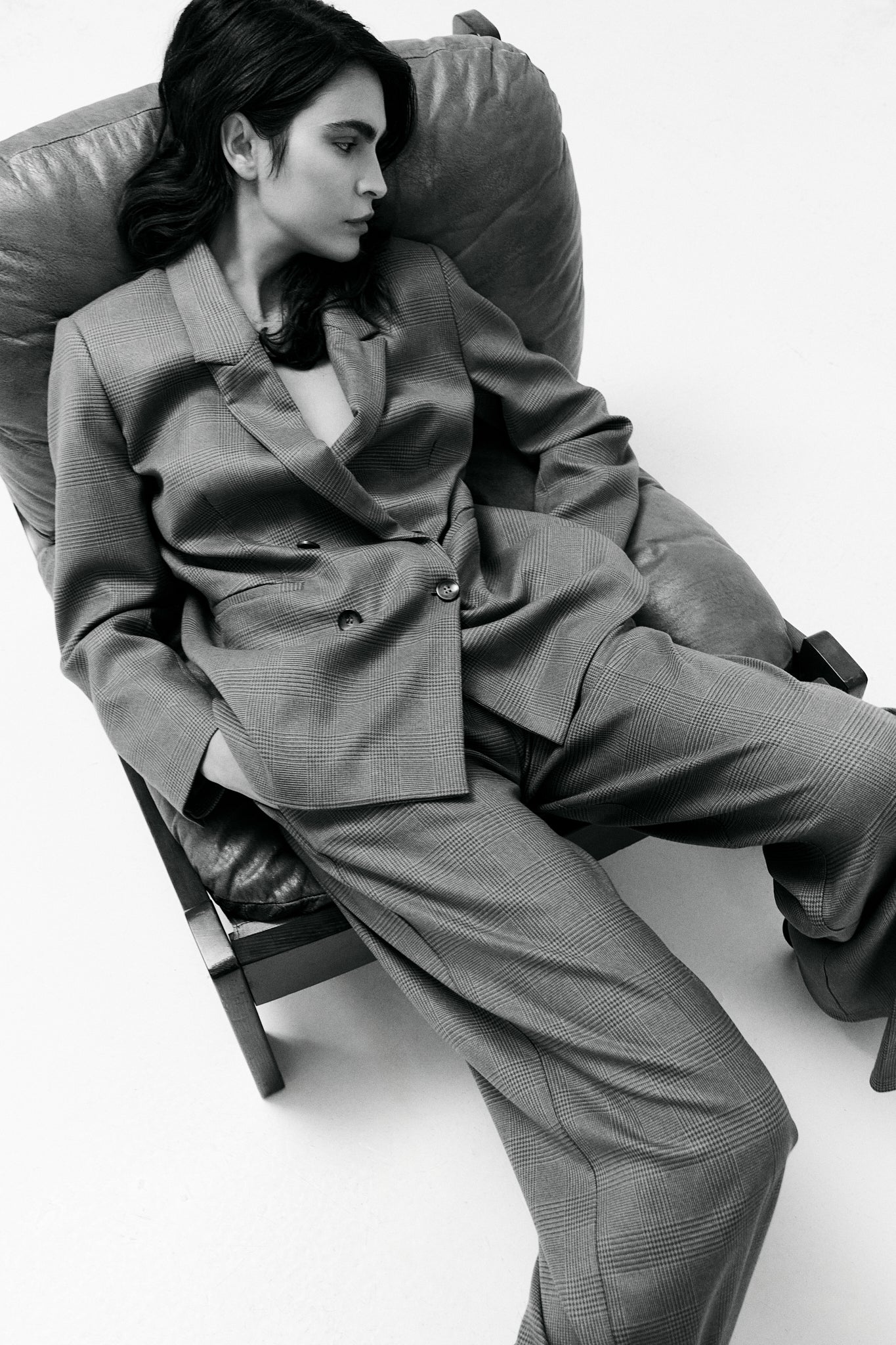 Person wearing a gray suit sitting on a chair