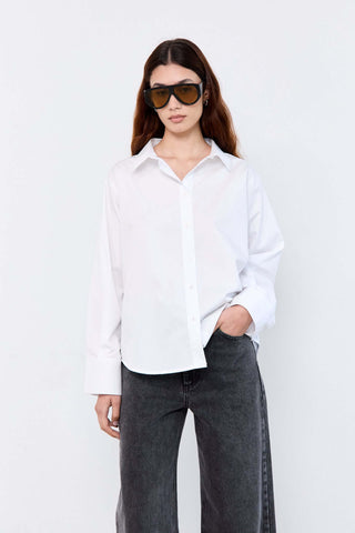 Woman wearing a white shirt and sunglasses