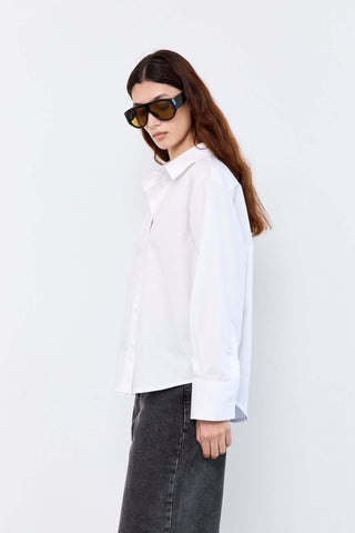 Woman wearing a white shirt and sunglasses