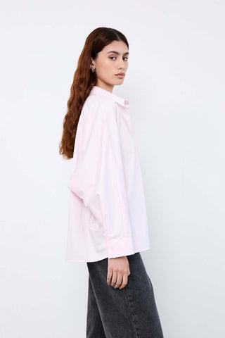 Woman wearing a light pink shirt