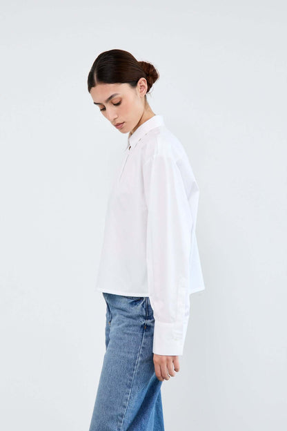 Woman wearing a white shirt and blue jeans